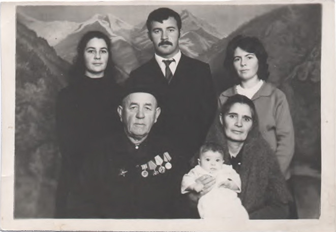 Токов Нурли с семьей